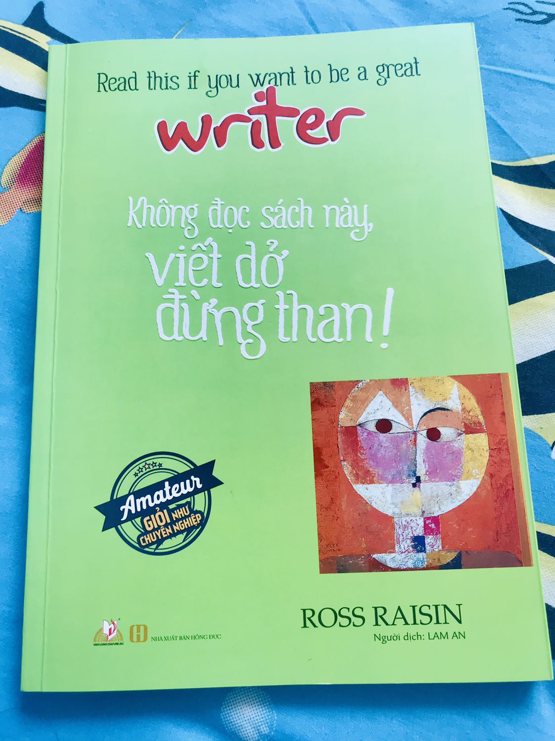 “Không đọc sách này cũng không hẳn là viết dở đâu!”
- Về phần giao hàng, Tiki giao hàng nhanh, mình mới đặt mua lúc 9-10h sáng 24/2 thì shipper đã đến giao hàng trước 5h chiều cùng ngày, dù mình chọn phương thức giao hàng tiêu chuẩn.
- Về cách trình bày, giao diện, màu sắc của trang sách, mình thấy khá giống với những cuốn giáo trình tiếng anh (student book) mà mình từng được học trong trường. Chữ in to, rõ ràng; tuy nhiên mắc nhiều lỗi chính tả và trích dẫn số trang của các tác phẩm dẫn chứng sai 1-2 trang.
- Về nội dung, có các ưu và nhược điểm như sau:
+ Ưu điểm: sách đem lại những thông tin, kiến thức tương đối hữu ích, giúp mở mang kiến thức cho người đọc, đặc biệt là với những bạn có ý định bắt đầu viết sách.
+ Nhược điểm: thứ nhất, do tác giả sách là người Anh nên văn phong của tác giả có sự ảnh hưởng bởi nền văn hoá phương Tây, tạo nên sự khác biệt, mới mẻ & không quá phù hợp với hiểu biết cũng như văn hoá người phương Đông nói chung & người Việt nói riêng. Thứ hai, ngôn ngữ dịch của người dịch không thật sự dễ hiểu hay gần gũi vì có nhiều câu từ mang tính học thuật, nên đôi lúc mình đọc cũng hơi bị mơ hồ, đọc bằng mắt rồi thông tin đi ra ngoài luôn chứ không lưu sâu vào trí nhớ.
- Đây là ý kiến cá nhân mình thôi: giá bìa hơi cao so với những gì mình nhận được từ cuốn sách.
Hy vọng đánh giá của mình sẽ giúp ích cho những ai sắp mua sách.