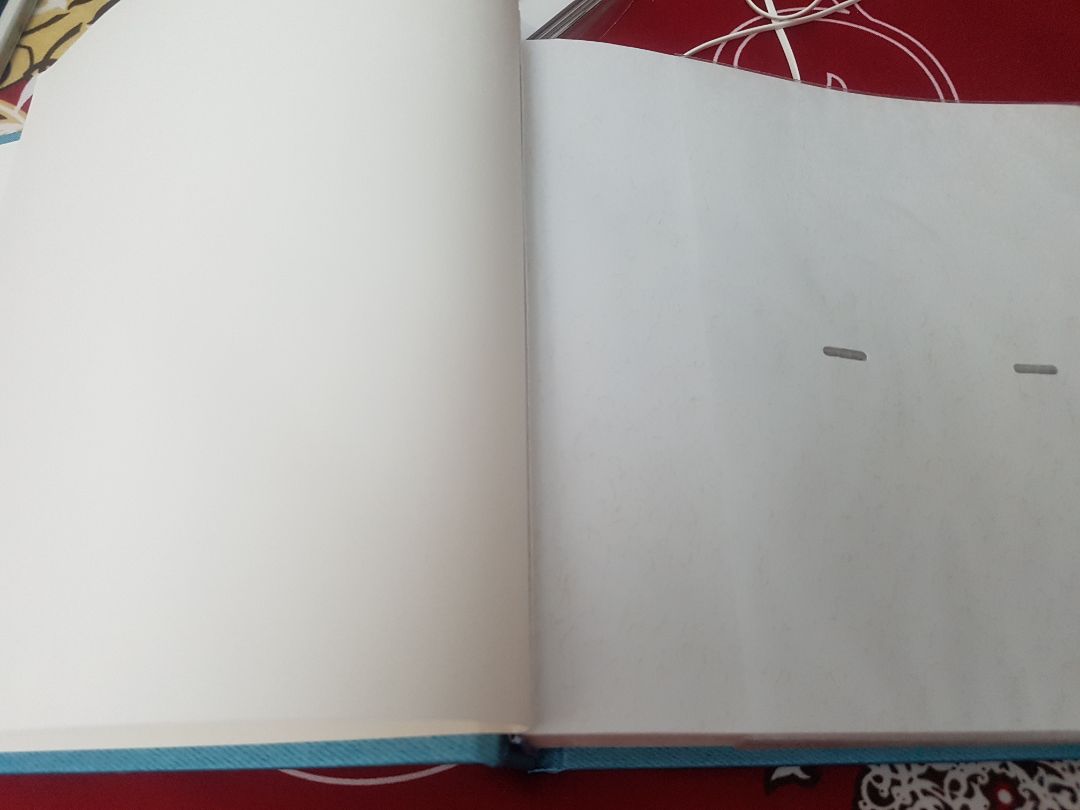 Đóng gói hàng kĩ. Bìa album đẹp. Nhưng bên trong không có in dòng chú thích như mô tả.