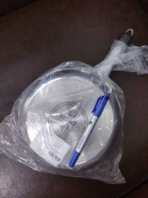 Chảo không rẻ, bé hơn kỳ vọng. 
Gia công rất kém, mép giữa lớp chống dính và thành chảo có nhiều vết gợn, không cẩn thận là đứt tay.
Tay cầm không hiểu dính keo hay gì?
Kiểm tra chất lượng sản phẩm rất có vấn đề, hay là không có ai kiểm?