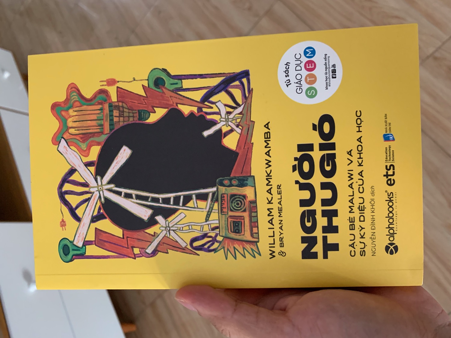 Niềm cảm hứng bất tận đến trong tôi từ một cậu bé da đen đói khổ, sống trong môi trường thiếu kiến thức và vật dụng. Thế mà cậu tạo ra cối xay từ những vật bỏ đi thông qua vài cuốn sách trong thư viện (lại là sách đấy các bạn, sách kỳ diệu lắm, bỏ nhiều thời gian cho nó vào)