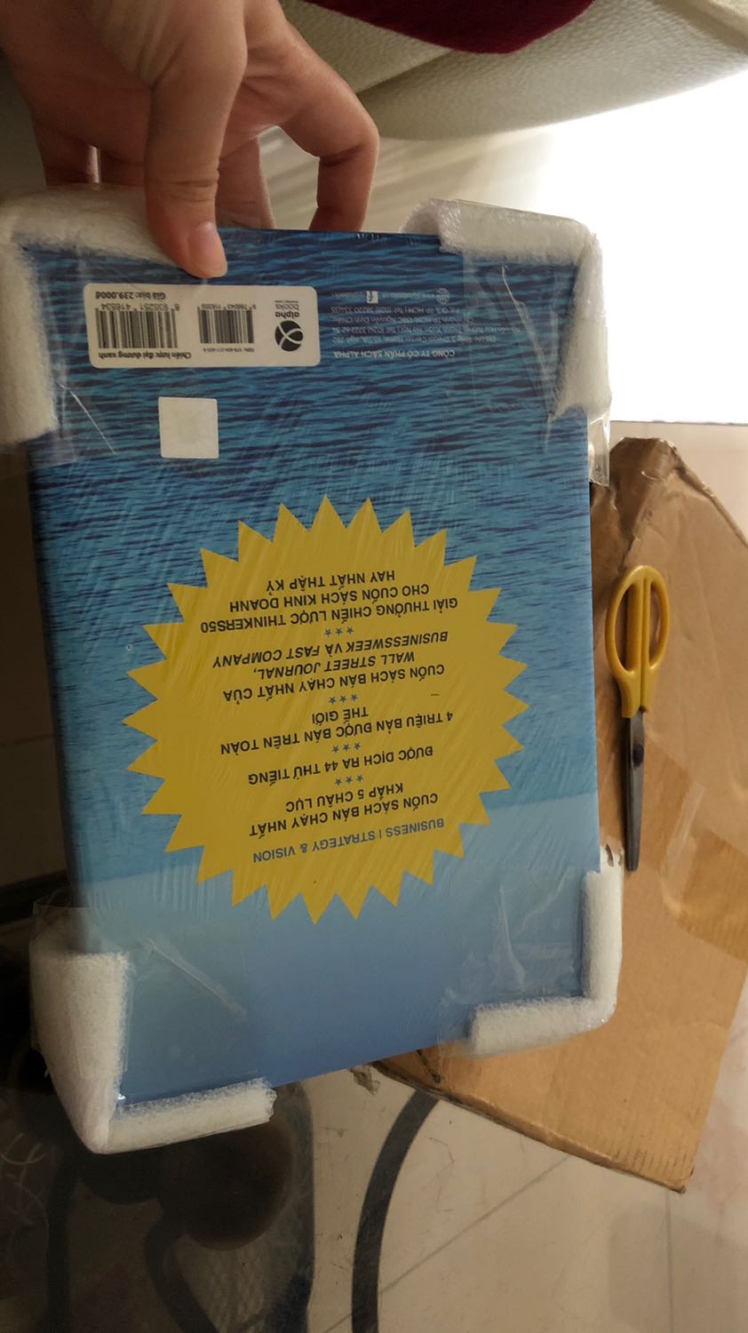 Mới nhận được hàng lun ạ, đây gần như là shop đầu tiên mà em mua bọc kĩ đến vậy luôn á. Ship hàng trong tình hình dịch bệnh vậy thì cũng khá nhanh ạ. Cảm ơn nhiềuu về chất lượng đóng gói hàng, và ship nhoaaa còn về sách thì đã xem review qua nên quyết định đưa em ấy về nahh