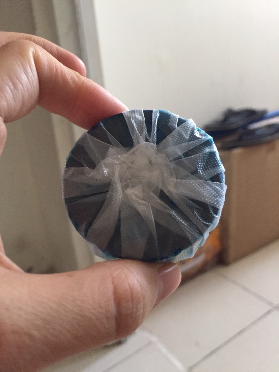 Viên to hơn mình tưởng tượng, vỉ 2 viên như hình, khi dùng nước chuyển màu xanh nhìn dễ chịu hơn mấy loại trước mình dùng, đỡ mùi hôi