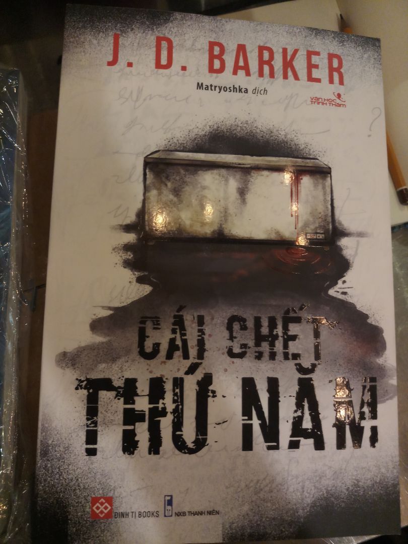 Hãy đọc ạ , mọi người hãy đọc và tự cảm nhận . Mình thấy cách dẫn chuyện , lối hành văn của tác giả thực sự rất hiểu ng đọc cần dẫn lối như thế nào, cần gay cấn , cần kinh sợ như nào. Mua 1 cuốn qua review đơn sơ nhưng thực sự đọc xong thì có ấn tượng khác về truyện của tg J.D.Barker :v 
mình sẽ sưu tầm thêm 2 cuốn nữa của tác giả vì mình đã bị thu phục hoàn toàn. 
Tiki vẫn vậy vẫn đem lại cho mình trải nghiệm rất tốt từ dịch vụ họ cung cấp. Cám ơn rất nhiều.