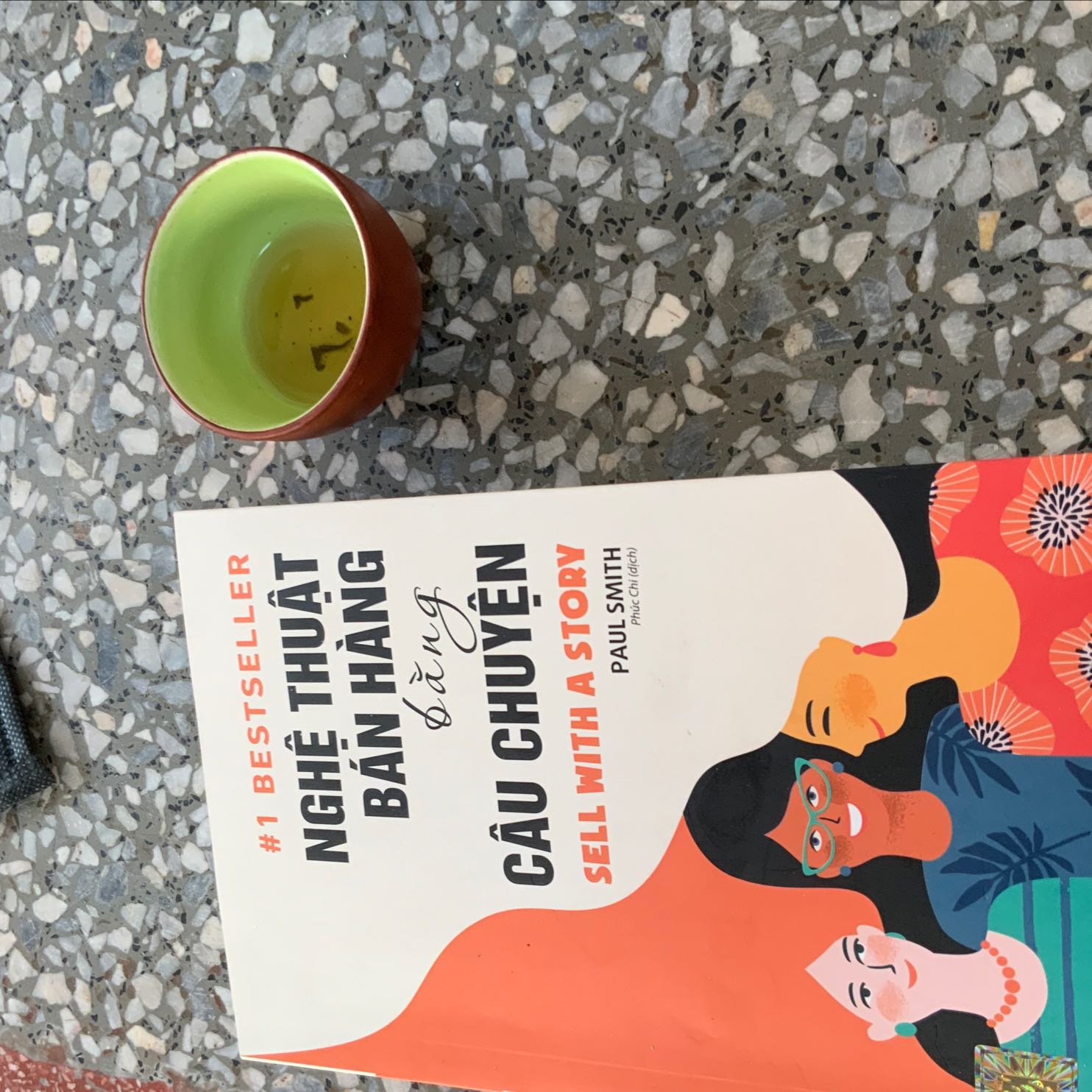 Ưu:
1. Giao hàng nhanh
2. Giá tốt nhưng vẫn đảm bảo hình thức và nội dung sách
3. Có thể nghe sách thông qua mã QR và app

Nhược:
1. Rõ ràng ghi có tặng bookmark dễ thương mà ngay cả cái bookmark ko dễ thương cũng ko nhận được ==‘ hay toy đã mong mỏi quá nhiều?
2. QR bảm audio của sách thì scan được nhưng 6 mã nghe thử các mẫu sách khác được tin kèm bìa sách scan cái nào, bn lần cũng báo lỗi, thật kỳ lạ. Cần cải thiện hơn.

Góp ý: nên phát triển luôn sách audio để nhiều khi mua bản audio khỏi đợi ship, mà ko cần đọc mà nghe sách khi đang đi đường hay trên xe bus vẫn được chứ đâu phải cầm cuốn sách khi nào cũng được đâu? Dĩ nhiên độc giả có thể mua sách file audio với giá rẻ hơn để mua dc nhiều sách hơn.

Cho 5 sao để khích lệ người bán mà vẫn cay cái bookmark nên trừ đi 1 bé twinkle star nhaaaa.