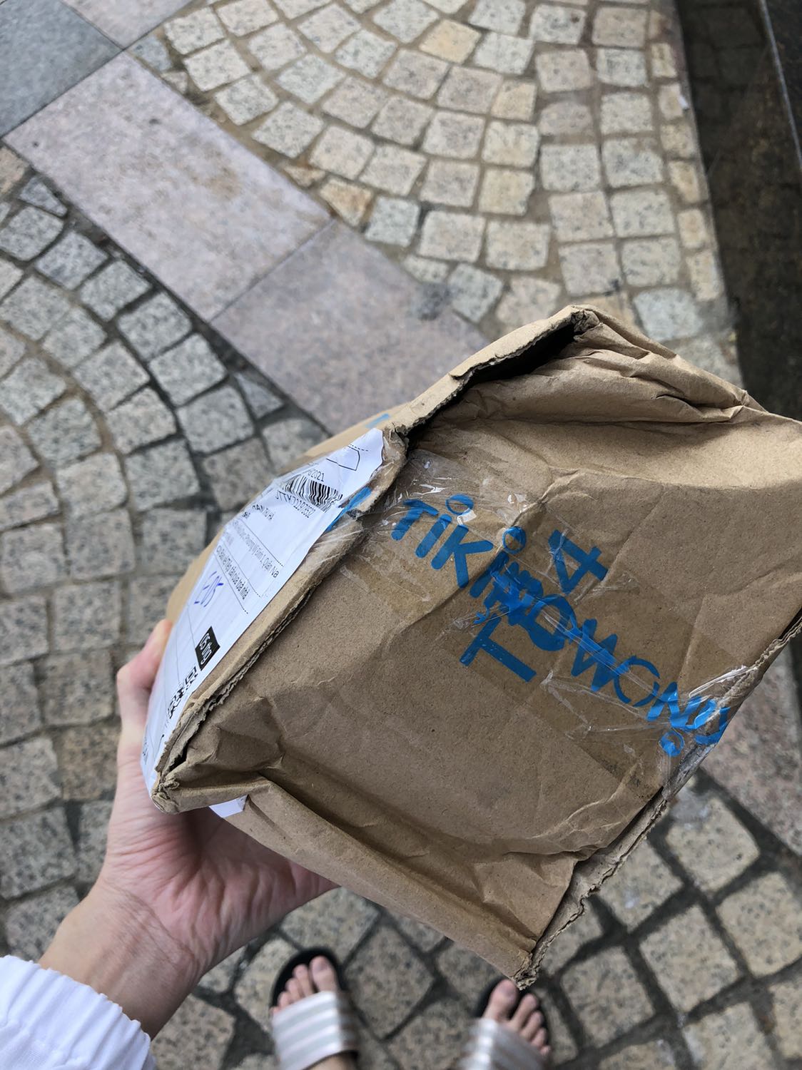 Hộp giao bị móp tùm lum khiến cho cho sản phẩm bên trong cũng bị móp. Cũng may là ruột là miếng dán mụn mỏng nên ko bị hỏng vẫn dùng được. Tiki chú ý vận chuyển giúp mình. Hộp giao bị móp tùm lum khiến cho cho sản phẩm bên trong cũng bị móp. Cũng may là ruột là miếng dán mụn mỏng nên ko bị hỏng vẫn dùng được. Tiki chú ý vận chuyển giúp mình.