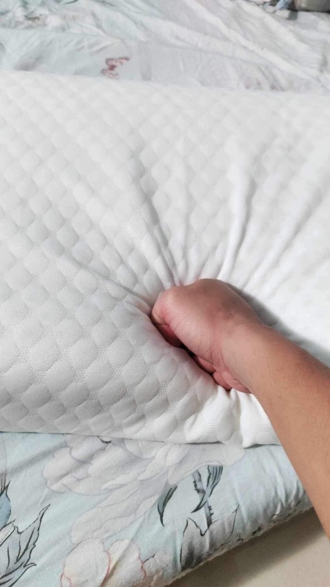 Gối này có 2 cái lượn sóng, đầu kia hơi cao mình không thích, cái lượn sóng nhỏ nằm thấp đỡ mỏi vai cổ hơn