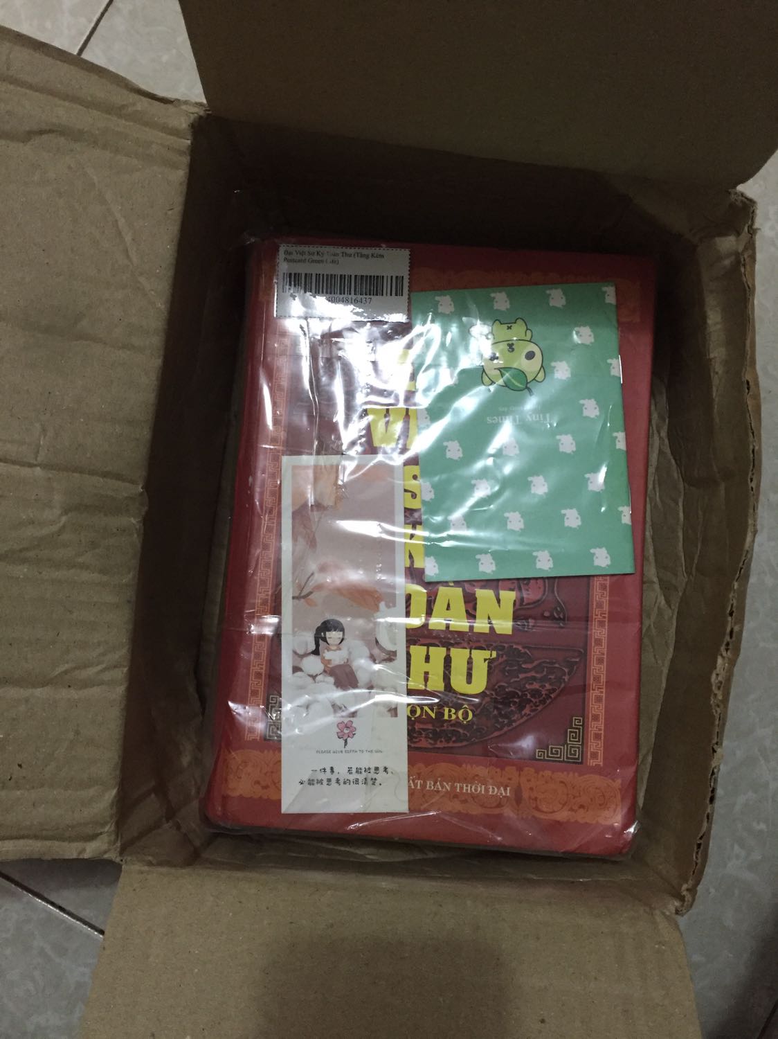 Hộp bị móp méo dẫn đến sách bị ảnh hưởng. Bên gáy sách có dấu hiệu bị móp và bị dán bằng băng dính. Shop cần cẩn trọng trong khâu đóng gói hàng, nên nhét thên giấy hoặc xốp tránh va đập