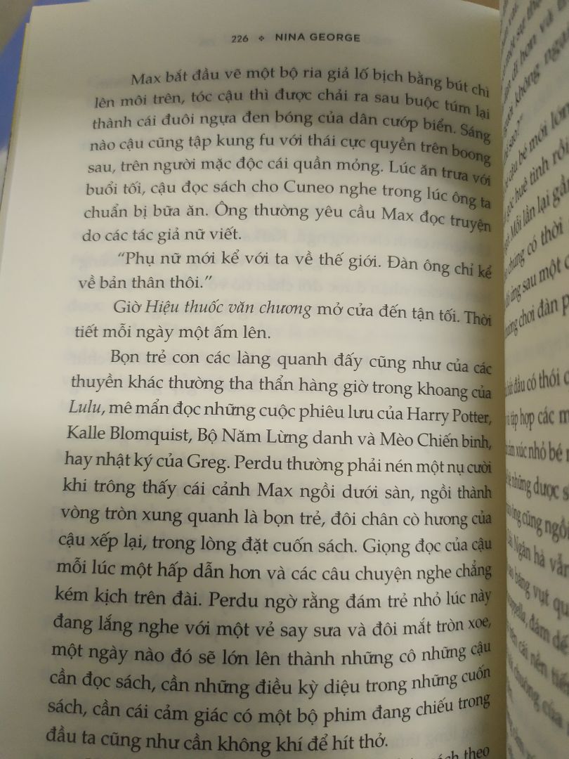 sách k có seal nma cực kì xịn luôn, k có vết hằn xước gì , k bị móp ở đâu hết. Đặt giao nhanh lắm, tối hôm trước hôm sau đã có rồi. Nội dung thì tùy cảm nhận nhưng theo mình thì rất hay nha , đọc cuốn lắm. Mua trên tiki giá còn hời nên siêu recommend mn mua nha