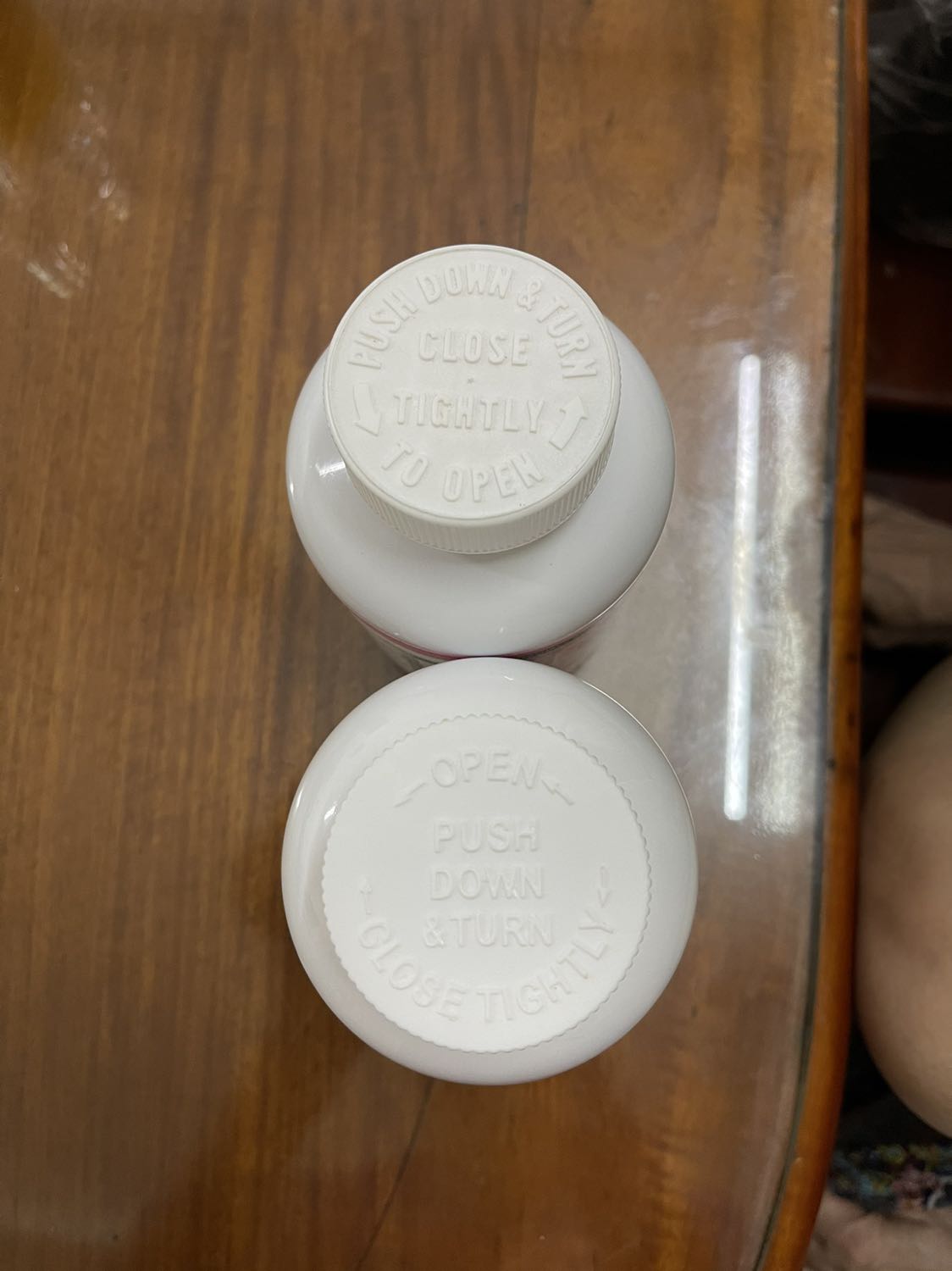 Sản phẩm mua về so với hộp cũ của người nhà bên Mỹ gửi về thì có rất nhiều điểm khác biệt. Nắp hộp khác nhau, đáy hộp khác nhau, các thông tin in mực bị mờ so với hộp auth. Có nhắn tin hỏi shop thì shop tl là do 2 lô hàng khác nhau. Nhưng đặc biệt là màu sắc viên thuốc giữa 2 lọ cũng khác nhau luôn ? Lọ cũ có màu hồng tím tươi hơn, lọ mới là màu hồng thẫm và có mùi hắc hơn. Mình cảm thấy không yên tâm nên dùng thử 1 lần rồi không dám dùng nữa.