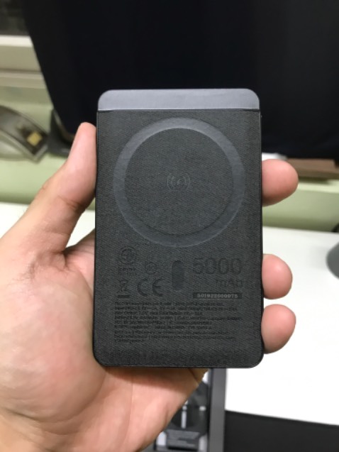 Hàng đóng gói kĩ càng và giao nhanh. Sản phẩm thuộc thương hiệu Mophie, cầm trên tay cảm giác cao cấp. Nhỏ gọn, vừa đủ để sạc. Chất lượng thì sạc k nóng máy, sạc nhanh. Khá oke 👍👍👍