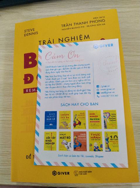 Các đầu sách về khởi nghiệp bán lẻ cứ thấy tác giả/ dịch giả Trần Thanh Phong là thấy uy tín rồi ạ. "Trải nghiệm bán lẻ độc đáo" là một bức tranh phác họa khá toàn diện đủ cho chúng ta hiểu được bối cảnh mô hình bán lẻ trong thời đại số ngày nay và những cách để có thể mang lại những trải nghiệm đáng nhớ cho khách hàng, để khách hàng lựa chọn và ở lại với chúng ta thay vì trăm nghìn cửa hàng lớn, nhỏ khác. Ít nhất 8 chiến lược hiệu quả đã được tác giả đưa ra để giúp cho người bán lẻ dù là cửa hàng lớn hay nhỏ đều có thể thu hút thêm nhiều khách hàng trong thời đại thương mại điện tử lên ngôi hiện nay.
Sách được viết và biên dịch với văn phong hay, đầy hóm hỉnh, không khô khan và nhàm chán và nội dung cuốn sách cũng sát với thị trường bán lẻ ở Việt Nam hiện nay. 
Cảm ơn tác giả và dịch giả đã cho ra đời quyển sách hay và đầy bổ ích như thế này.
Chất lượng sách in tốt, bọc bìa đảm bảo, tiki giao hàng nhanh, chất lượng.