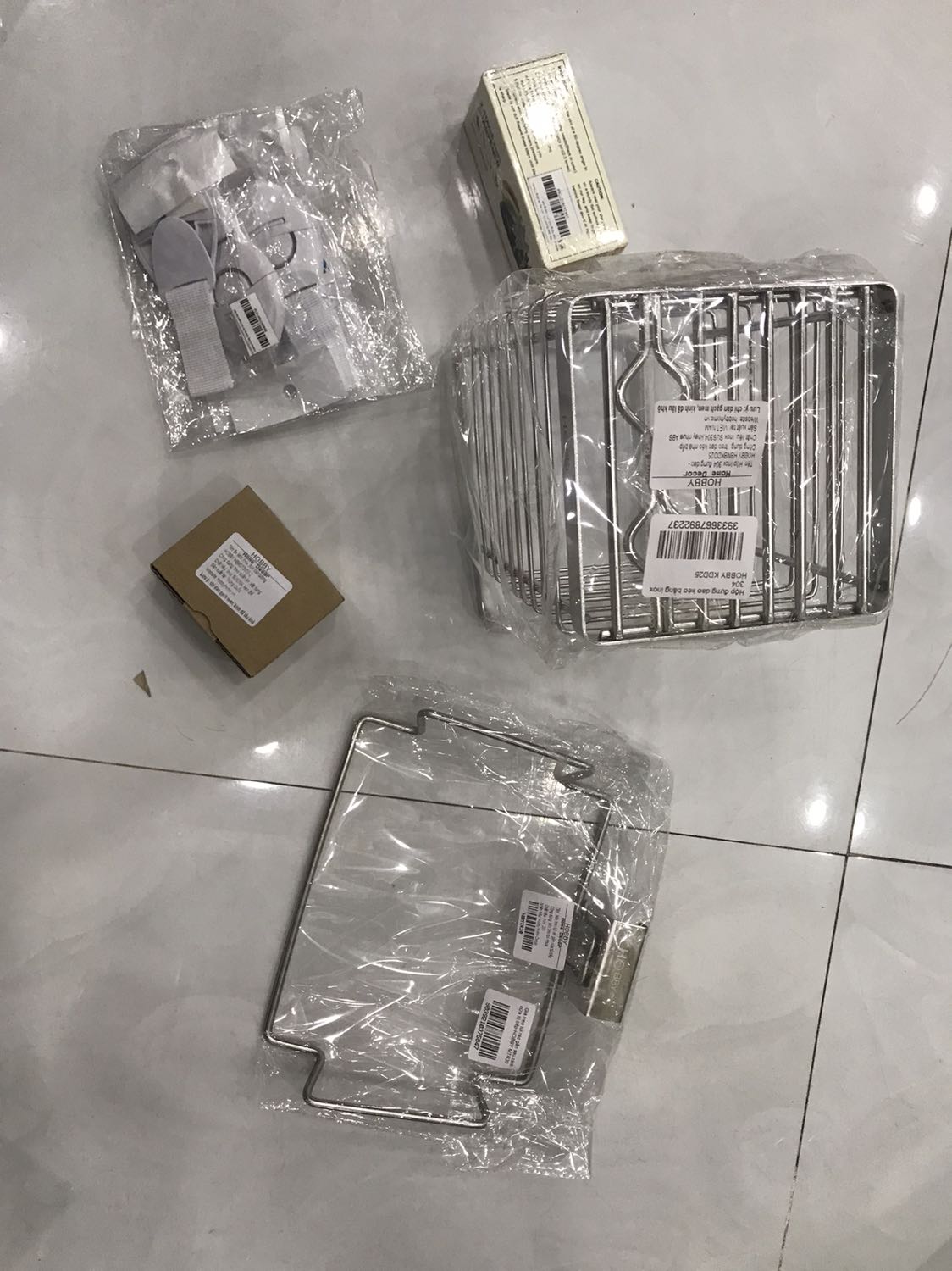 + Shop giao hàng đúng như mô tả.
+ Sản phẩm chắc chắn, đóng gói cẩn thận.
+ Lắp đặt dễ dàng.
+ Mọi người mua nên lưu ý, lắp tại vị trí kính sẽ ok, còn lắp ở gạch hay tường thì keo nhanh bung lắm. Lắp ở kính thì rất chắc chắn