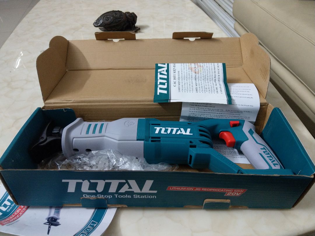 không phải tôi không biết ingco và total dùng pin chung với nhau được nhưng bán hàng như vậy là thiếu trách nhiệm không có một cuộc gọi báo thay đổi thương hiệu! quá thất vọng tiki lần này tiki với tôi có thể nói mất hết 50% sự tin tưởng. giờ nhà tôi toàn hàng ingco lại thọt ra cây cưa total này không đâu vào đâu