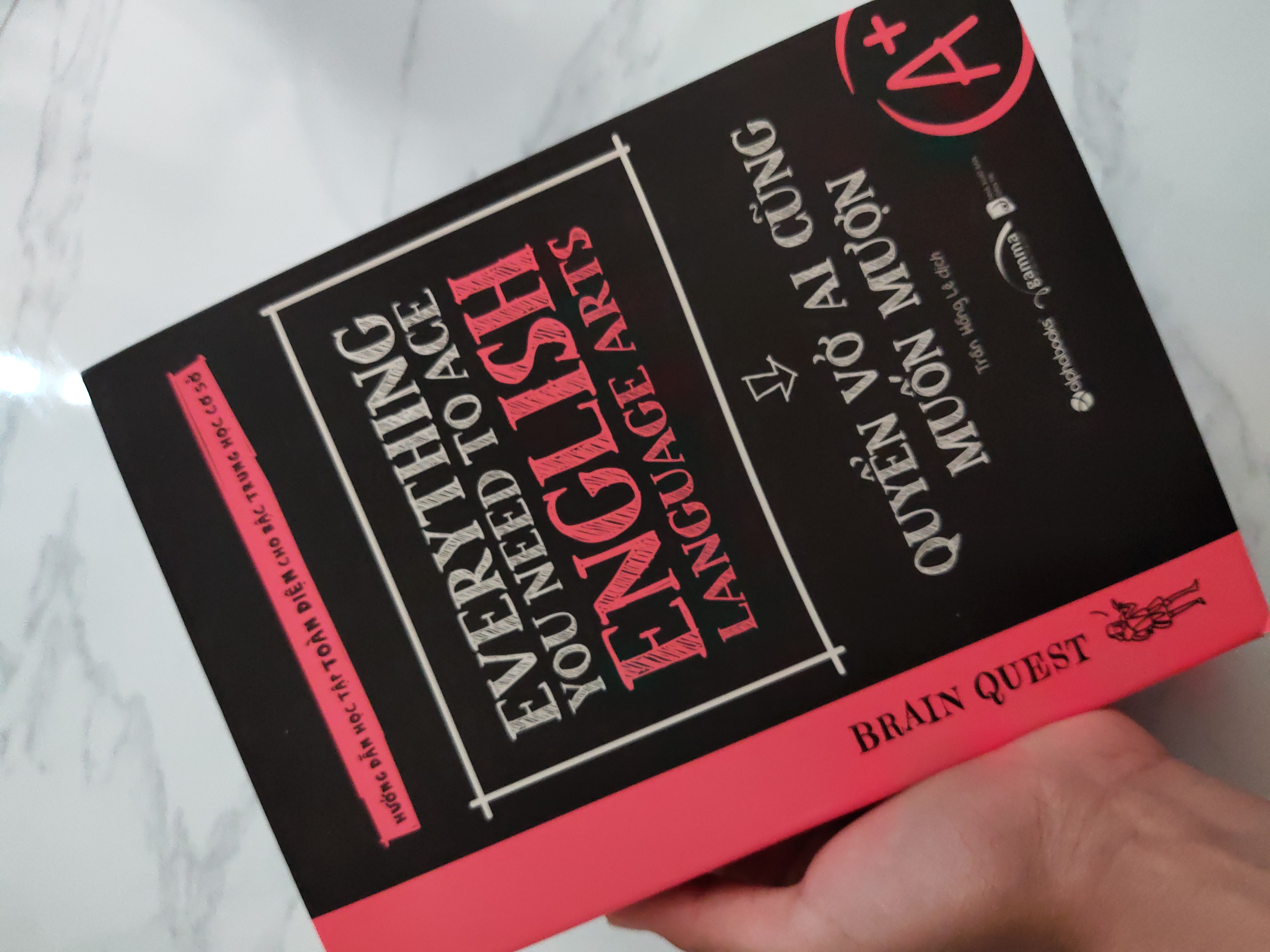 Sản phẩm đẹp, dễ hiểu. Thực ra mình nhìn trungd quyển này tron nhà sách rồi nhưng giá hơi cay, khoảng 400 mấy, một hs như mình ko có nhiều tiền thế, mình có xin bame nhưng  bame nói tìm trên mạng thử xem, cho mình 300k thôi, Tiki bán rẻ thật, còn có quà tặng kèm, rate 5 sao nè~