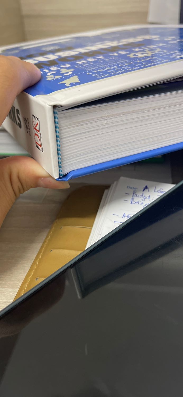 Cái này thôi chắc ko cần nói tiếp. Thấy trên review 10 người hết 8 9 người bảo tiki đóng rất sơ sài và quả thực vậy. Đồng ý giá rất tốt, thời gian giao hàng nhanh nhưng sách gãy cộp và rất dơ. Hình này mình lau rồi lúc đầu lấy cầm nó bẩn ko tả . Ko biết mấy bạn có thể lau cho sạch trước khi đóng ko. 3 sao cho tiki do cg đoán được sẽ vậy nên cg k bất ngờ lắm