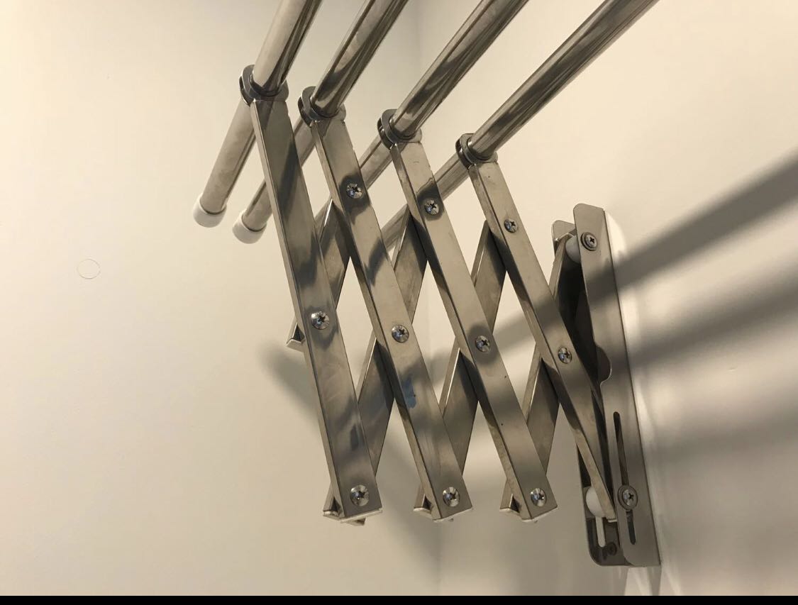 Tiếc quá đi. Thấy nhiều đánh giá tốt nên cũng mua theo. Mà giá gần 500k. Nay giảm còn 369k hà. Nhìn chung thì hàng rất chắc chắn và tiện lợi. Mọi người chú ý mua loại này chứ đừng mua loại 100 mấy. Nó rất mong manh ko chắc
Nói chung là vẫn tiếc đứt ruột vì mua giá cao quá huhuhu