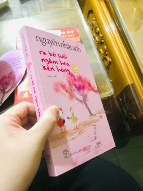 - Gần đây mình mới đọc truyện của bác Nguyễn Nhật Ánh, tháng 11 vừa rồi mình đã đọc 3 cuốn: tôi thấy hoa vàng trên cỏ xanh, út quyên và tôi, bàn có năm chỗ ngồi. Mình cực kì thích
- Mình đặt cuốn này khoảng 2 3 hôm trước thôi
- Giá mình mua đợt sale: 79k 
❤️❤️❤️❤️