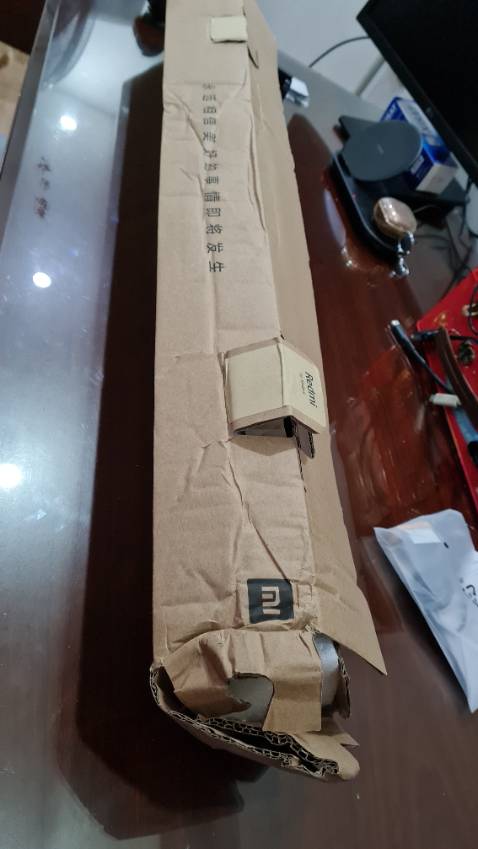 Lần đầu tiên nhận hàng điện tử từ Tiki mà hộp trong, hộp ngoài đều móp thấy thương. Tới nỗi cái bao bọc loa bên trong cũng bị trầy. Đồ điện tử mà ship vầy chết người mua rồi.
Xài được mấy hôm rồi, chưa thấy lỗi gì bất thường. Có 1 số điểm ko hài lòng : âm lượng nhỏ, khó chỉnh âm lượng trên loa (nút bấm cứng, khó chỉnh theo mức m muốn), có vẻ tính năng chỉnh âm lượng trên windows ko có tác dụng vs loa (cần thời gian tìm hiểu thêm, có thể do m kết nối sai sao đó).
Điểm hài lòng : chất âm trong, kết nối nhanh, ko bị delay.