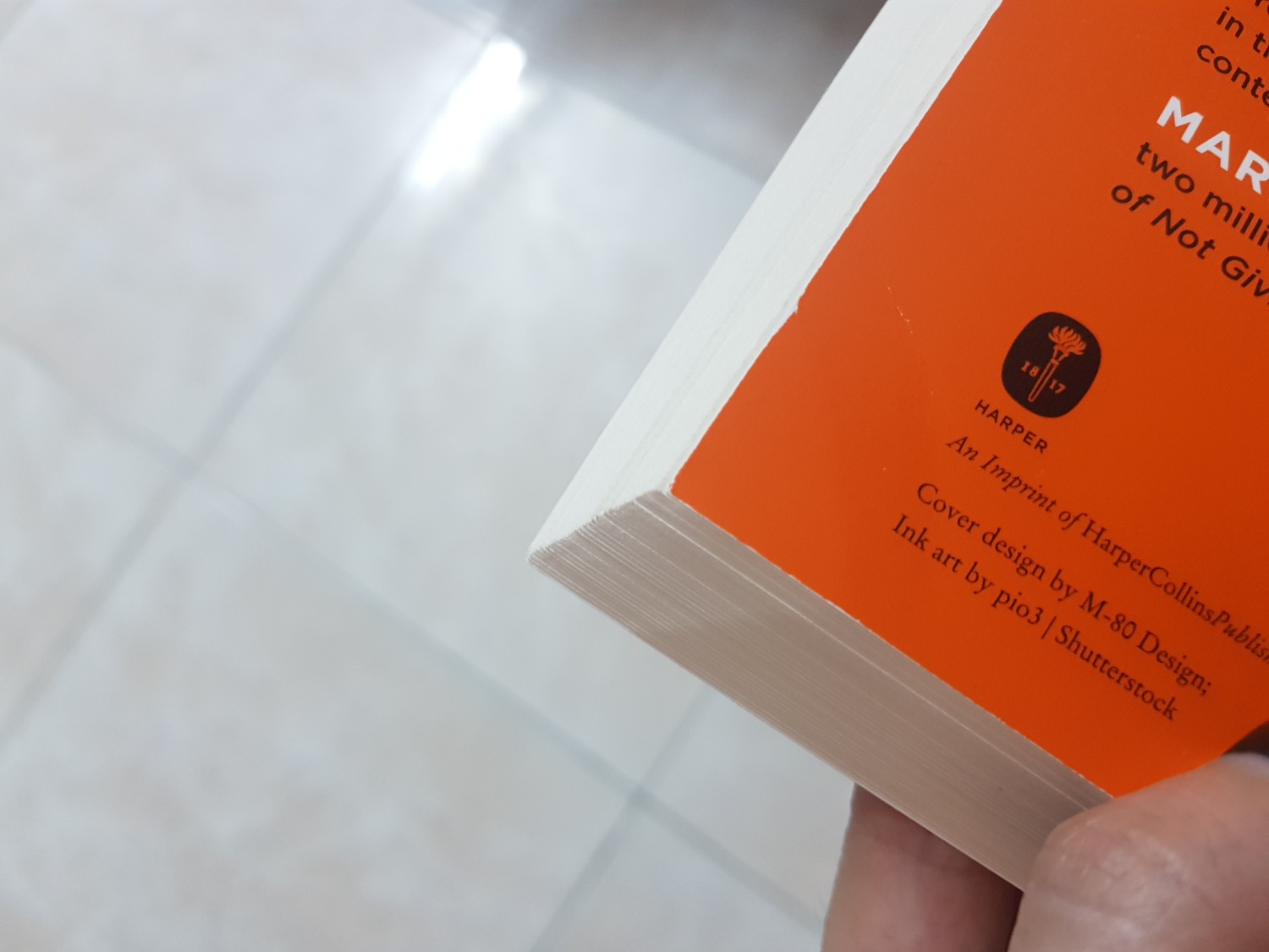 Sản phẩm nhận được bị cong góc bên phải. Là một người đọc sách và thật sư yêu quý sách của mình thì mình cảm thấy điều này không ổn . Tuy sản phẩm được bao bọc kĩ (để trong hộp) nhưng hết một nửa độ dày của quyển sách bị cong góc. Bìa sách chắc là do lỗi sản xuất nên bìa sách không che hết trang sách phía trong. TIKI xem xét vấn đề này nhé.