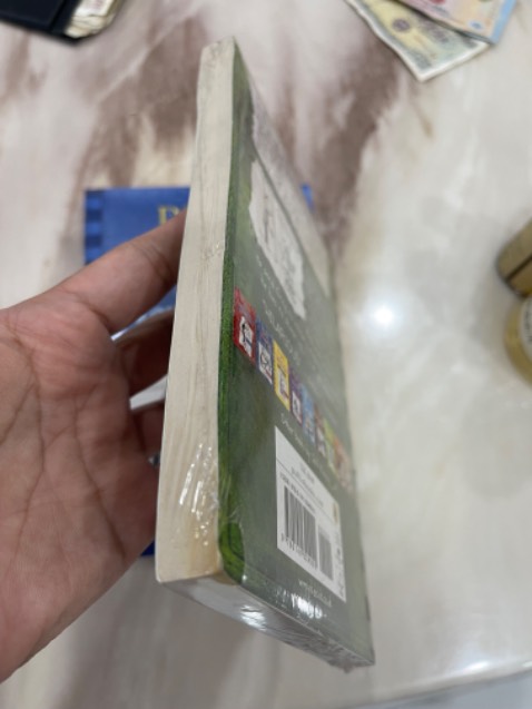 Góc sách bị ố vàng. Góc sách bên tay phải bị ố vàng.