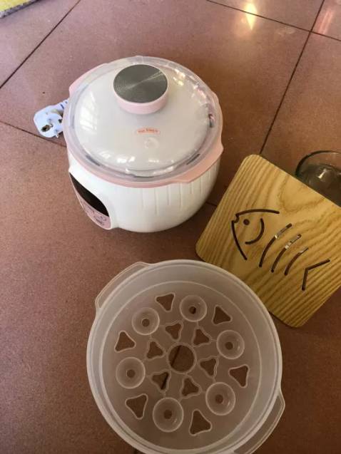 Nồi nhỏ xinh xinh nhưng chắc chắn, vừa nấu vừa hấp nên rất tiện còn dc tặng thêm đế lót nồi, mình nấu thử 2 bữa thấy rất ok. Thẻ bảo hành và sách hướng dẫn đầy đủ. Giao hàng nhanh, shop nhiệt tình. Rất là hài lòng