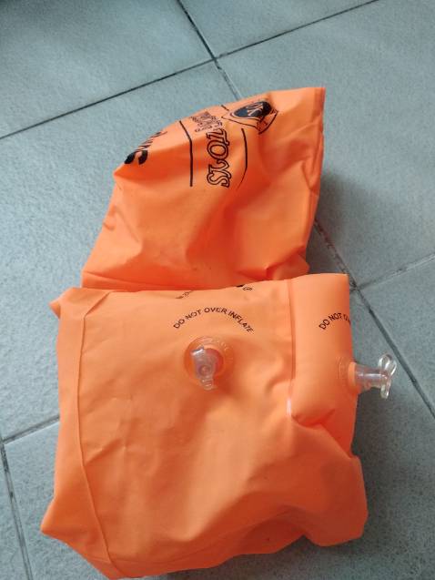 mẫu mã đẹp hi vọng bền. Shop tặng kèm cặp phao tay bơi cho bé. Sẽ ủng hộ shop.