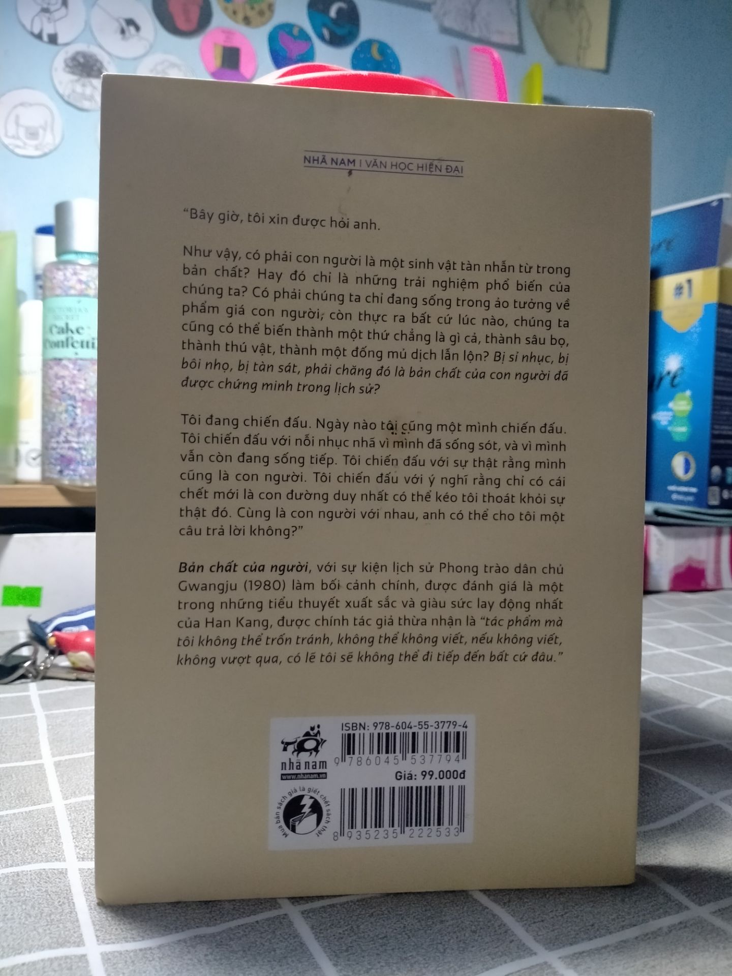 Cuốn sách có rất nhiều chi tiết gây ám ảnh. Tin tôi đi, khi đọc cuốn này xong bạn sẽ cảm thấy may mắn vì vẫn còn sống, được sống trong sự hòa bình. Sẽ rơi nước mắt vì những tinh thần cao quý như những viên ngọc sáng. Sẽ cảm thấy đau đớn, kinh khủng vì những sự hy sinh quá lớn. Chiến tranh đã lấy đi rất nhiều thứ kể cả tính mạng, cướp đi những người bạn, những người thân yêu, nhưng suy cho cùng những sự hy sinh đó đều rất tuyệt vời. Hãy thử đọc một lần để cảm nhận mọi người nhé