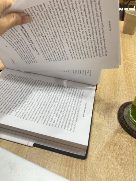 Rất dễ bung gáy. Bay chữ tên bìa