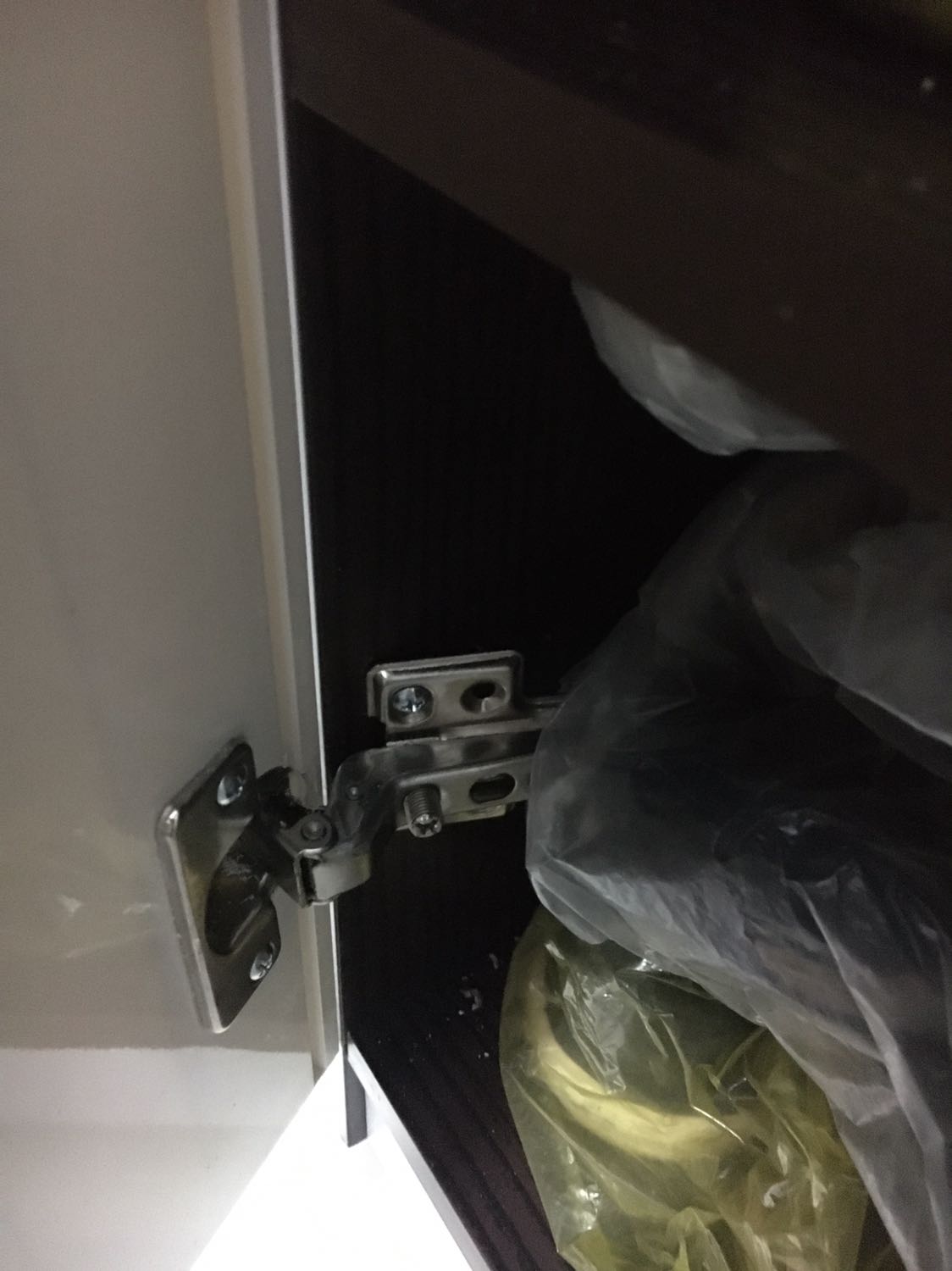 Tủ nhựa mua về, xài chưa 1 tuần mà bung ốc vít, bung cửa ra hết. Chán sản phẩm này vô cùng. Hôm giao hàng thì người bên đơn vị bán có thái độ khó chịu.