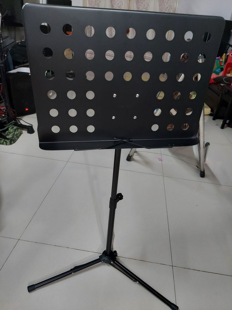 Thấy đóng gói cũng tạm đc mà sao bị trầy 1 góc, ko biết bị trước khi đóng gói  ko nữa.