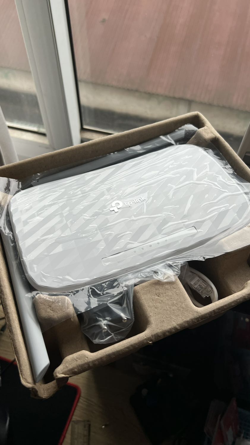 Hàng chính hãng, đóng gói cẩn thận, ship từ SG ra HN nhưng khá nhanh, lịch nhận thực tế sớm hơn dự kiến 3 ngày. Chưa lắp thử nhưng chắc dùng ổn hơn mấy cục wifi Tplink 841 dùng trước giờ. Hàng chính hãng, đóng gói cẩn thận, ship từ SG ra HN nhưng khá nhanh, lịch nhận thực tế sớm hơn dự kiến 3 ngày. Chưa lắp thử nhưng chắc dùng ổn hơn mấy cục wifi Tplink 841 dùng trước giờ.