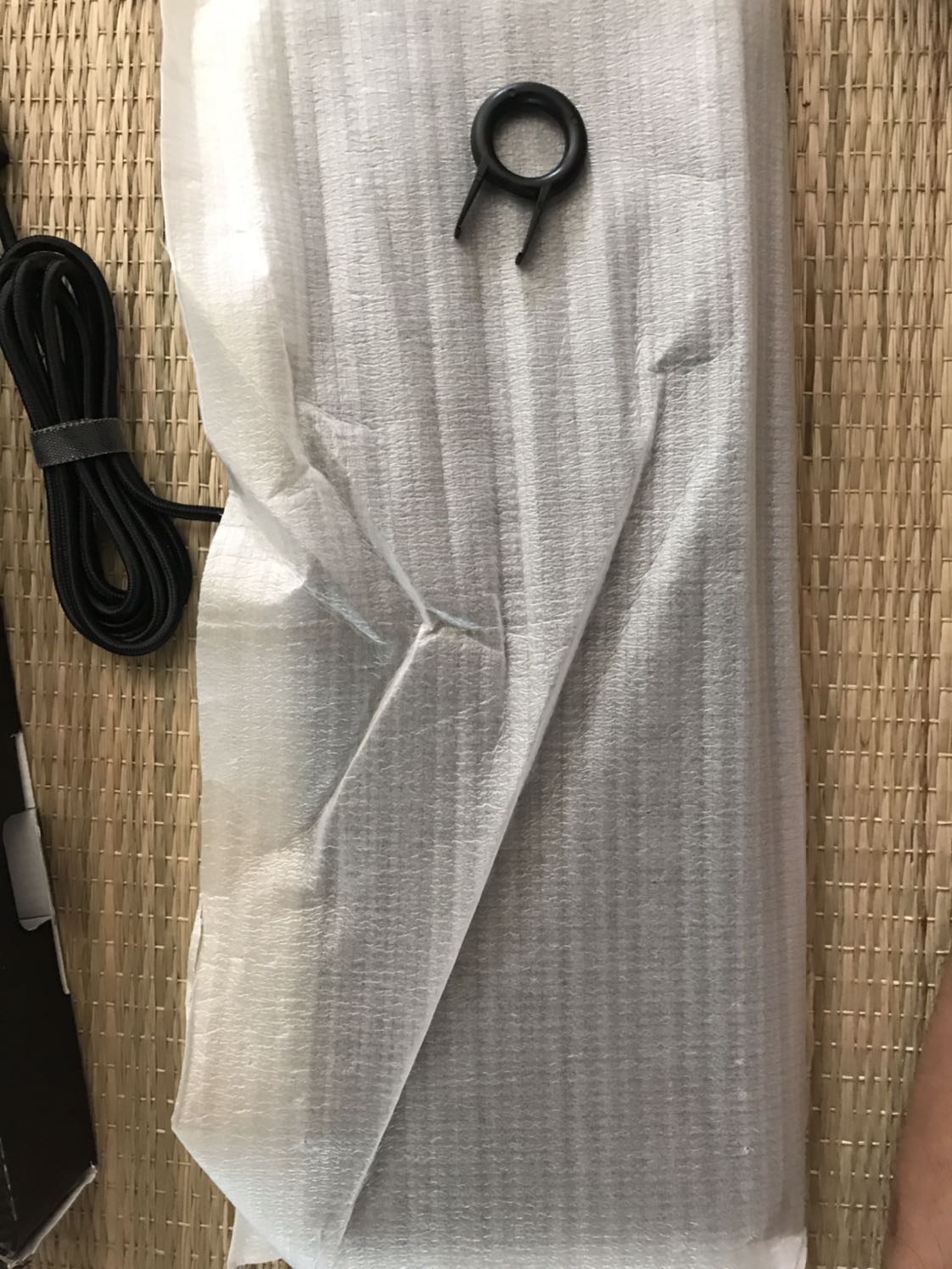 Giao hàng nhanh, shipper thân thiện, Tiki chỉ gói nilon ở ngoài chứ ko đóng hộp. Hàng có bị rơi móp một bên hộp nhưng ko sao. Trong hộp có kèm theo keypuller dạng O ring. Mình đặt brown switch và shop giao đúng. Cảm nhận đầu tiên là bàn phím nặng, chắc chắn, cầm rất đầm tay. Trong quá trình sử dụng sẽ phản hồi thêm. Cho 5 sao ủng hộ tiki vì giao hàng nhanh!