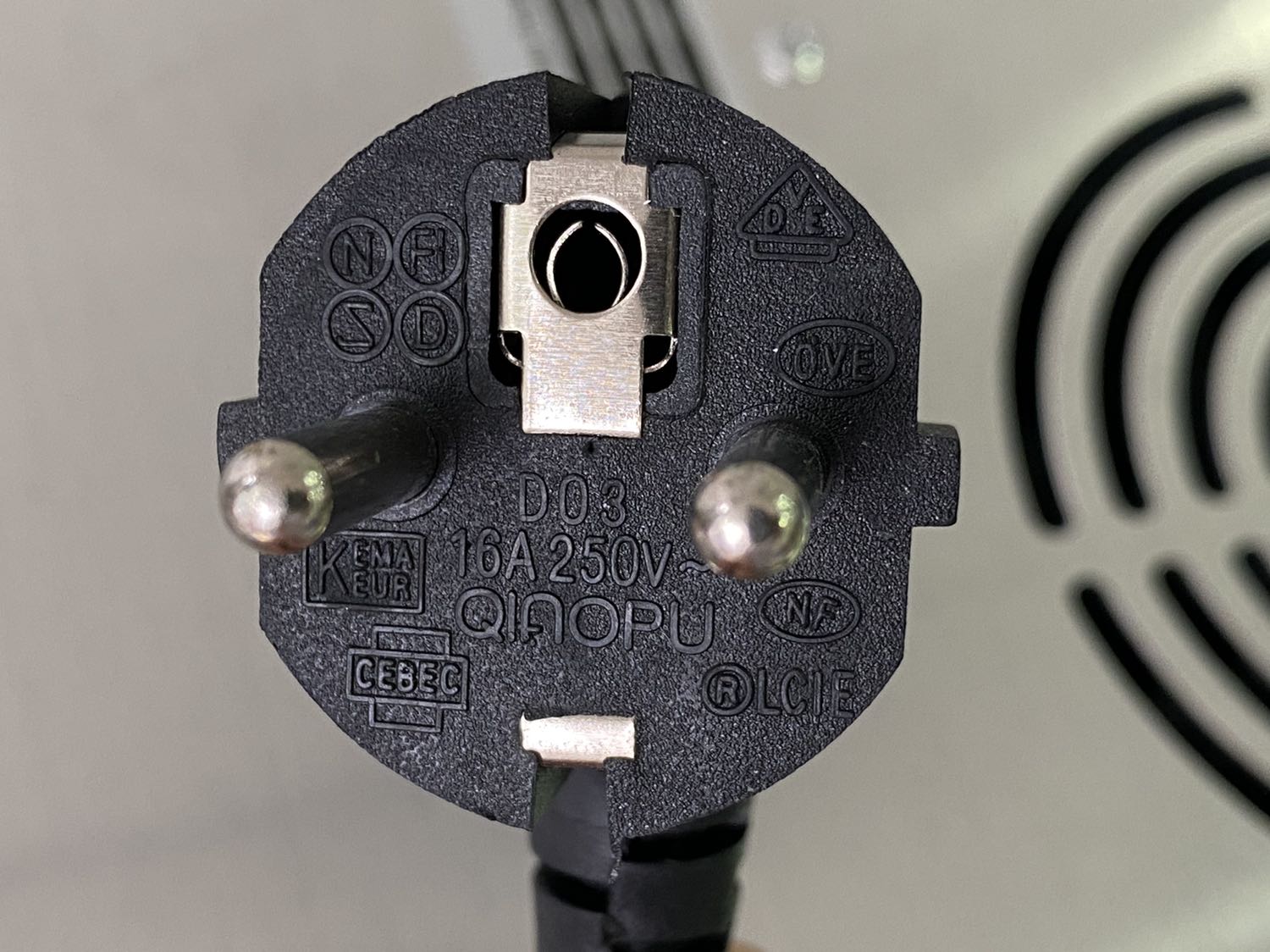 Rất ổn. Công suất khoảng được 70% của bếp khè ga công nghiệp. 
Decal tiếng Anh rất ổn. Quạy kêu hơn o nhưng không để trong phòng ngủ nên ko ngại. 😁
Nút xoay không điểm dừng tưởng bất tiện nhưng lại rất tiện. 
Hy vọng xài được lâu. 
Nói chung nên mua