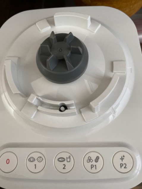 Kiểu dáng đep, có 4 chức năng, một lần có thể xay 3 ly smoothie. Sản phẩm mạnh, hơi ồn.