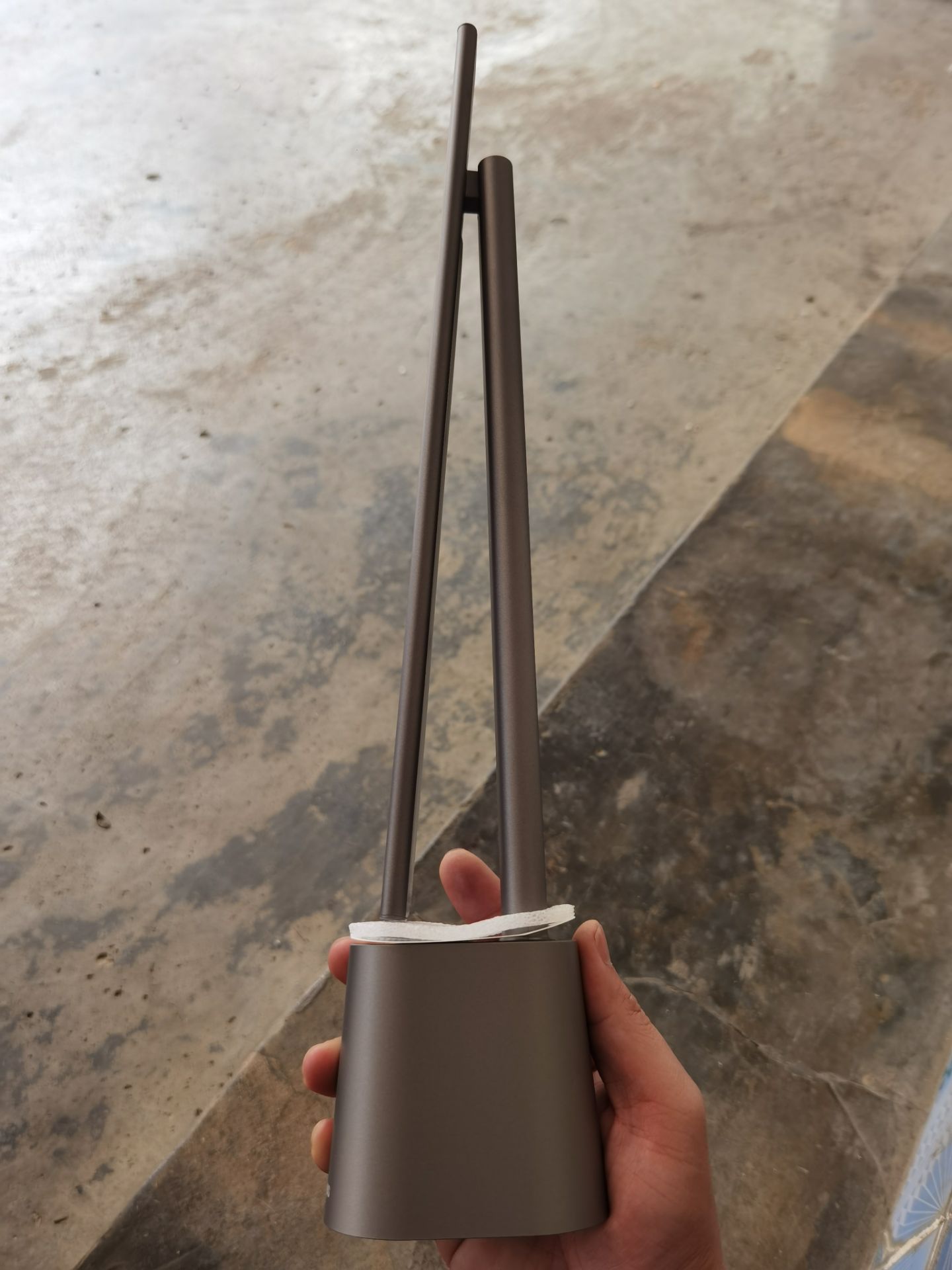 Shop giao hàng nhanh hơn dự kiến. Đèn chính hãng baseus sang xịn mịn. M dùng thử 1 lần khoảng hơn 2h liên tục chưa thấy độ sáng giảm. Rất hài lòng.