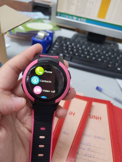 Ngoại hình máy đẹp, cảm ứng nhạy, định vị chính xác, nghe gọi qua Sim rõ, Tiki giao nhanh, dễ nhận sim, mình xài Vinaphone 4G, chỉ là pin tuột hơi lẹ chắc mình sẽ nghiên cứu thêm để giảm hao pin, với nghe gọi không tốn tiền chưa biết sử dụng ở đâu. Mua tặng quà noel cho bé bé rất thích, ko có game gì nên tránh được việc bé ham chơi game, rung mạnh, camera thì nhòe lắm á, xem hình cuối nha, lưu danh bạ được, có thể mở tắt chế độ gọi máy ngoài danh bạ, khá tiện, ko biết có thể update dung lượng pin lên hay ko nhỉ.