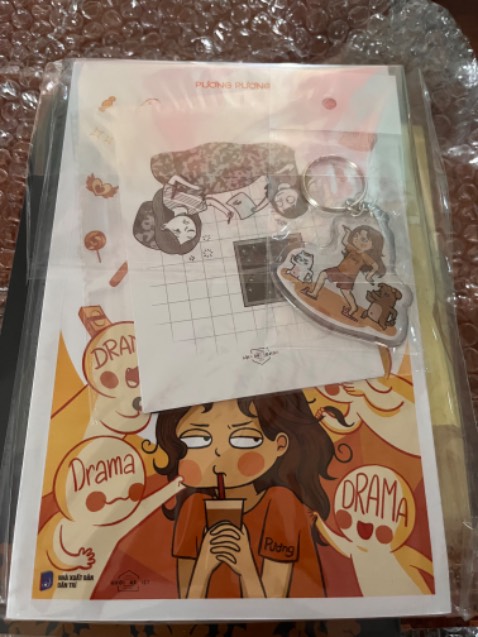 Oi sách của pương pương thì là gu toi roi mà có tặng kèm cái móc khoá với mí tấm card quá là dẽ thưnnnnn huhu. Còn được pương pương kí nựa, đã quá ò, quá là xịnnn. 5 sao là ko đủ TvT