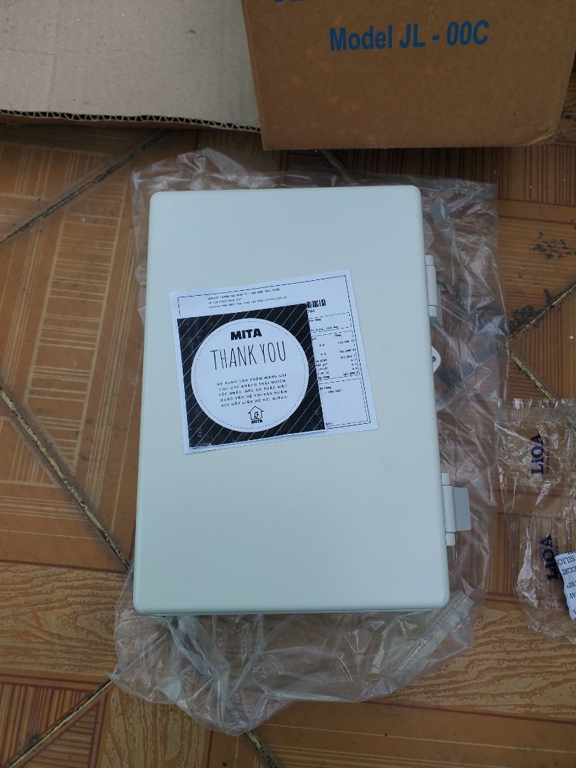 Tủ điện khá chắc chắn, trừ 1 sao do bản lề cửa tủ, khóa tủ khá yếu thao tác mạnh dễ bung nếu thay bằng trục inox sẽ ok hơn. Shop đóng gói kỹ