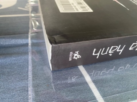 Theo mình nhớ thì đây là lần đầu đặt sách của tiki trading mà nó trục trặc hết sức. Giao hàng cho mình thì lâu, mà sách giao đến đựng trong cái hộp carton móp rách và dán keo niêm phong không cẩn thận. Xong sách ở trong cả 2 cuốn đều cong và hư góc, mua bookcare mà bìa rách, rồi thấy bụi quá trời lun. Nhưng cũng may sau đó mình có nhắn tin muốn đổi hàng thì nhân viên tl rất nhanh và nhiệt tình, đổi hàng cho mình cũng rất nhanh, đánh giá cao khúc này. Hôm nay mình mới nhận dc hàng đổi trả, sách dc đổi mới và đẹp hơn rất nhiều nhưng thực sự vẫn chưa làm mình hài lòng lắm, vì bìa sách có vết dơ, mình có lau thử nhưng không ra. Lần đầu mua tiki trading nhưng thực sự phải làm mình suy nghĩ lần sau có nên mua tiếp hay không