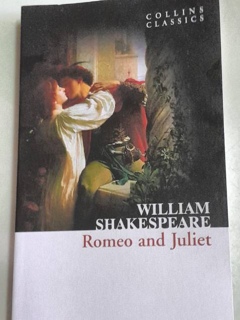 Sách ngoại văn đầu tiên t mua, nội dung ổn, chữ in hơi nhỏ.