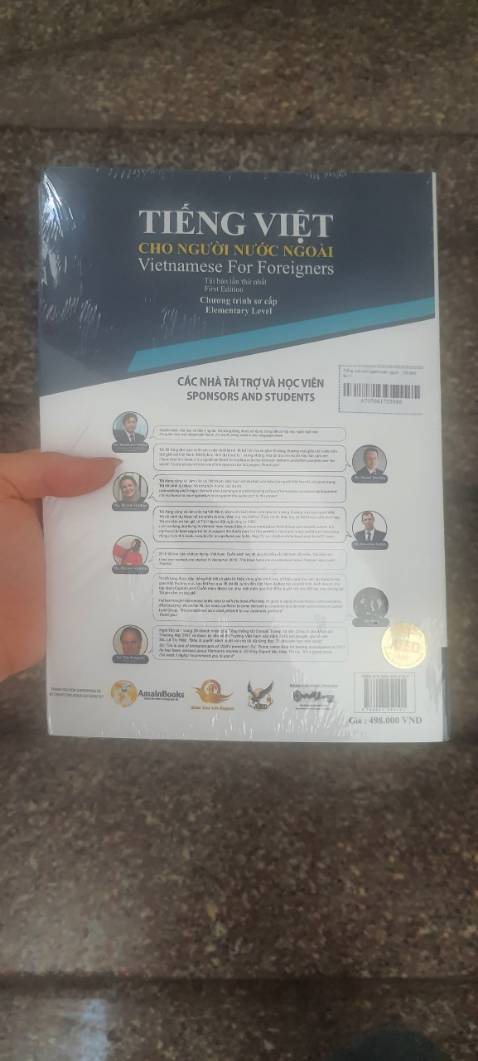 Cuốn sách rất hay, bổ ích có nhiều hình ảnh minh họa sống động. Đọc xong cuốn sách này đã cho mình học tiếng việt thông qua các từ vựng, ngữ pháp phong phú về tiếng việt.