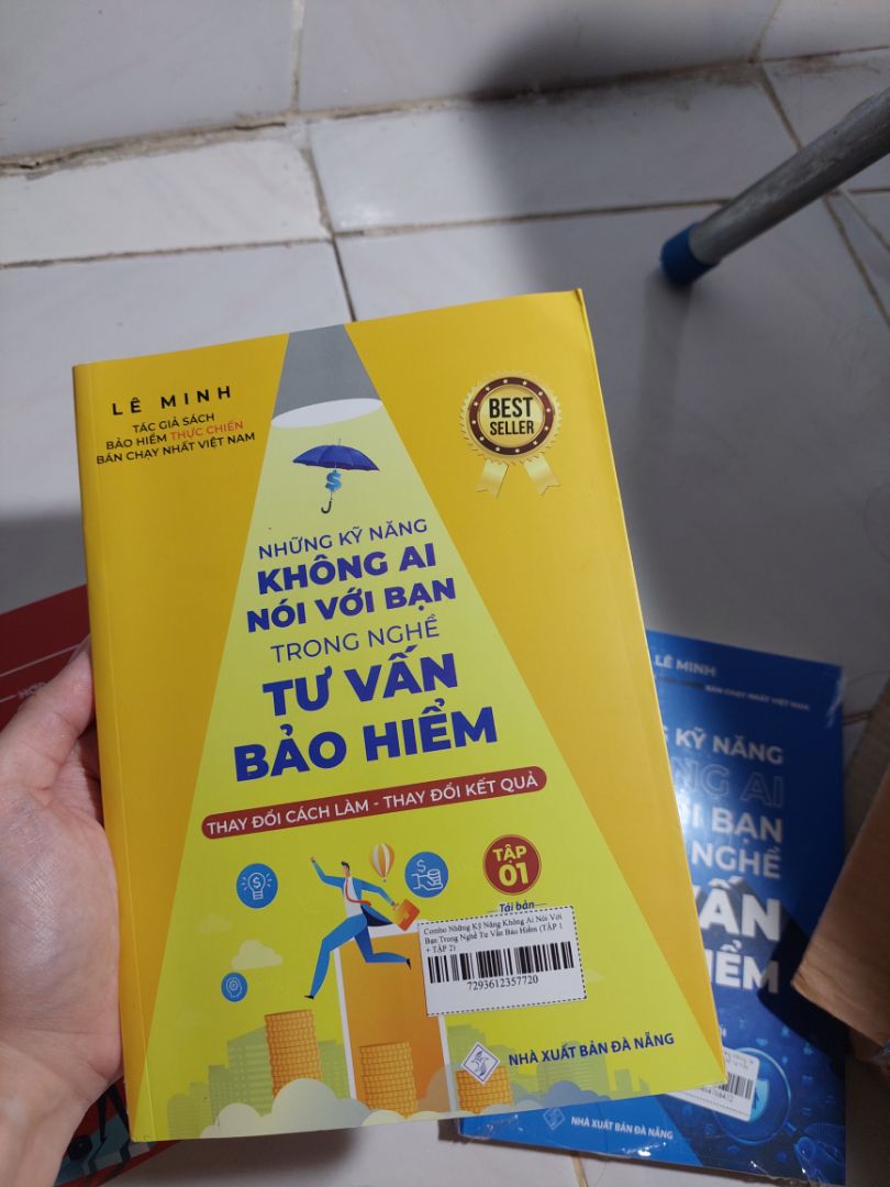 Thất vọng!
Mình mua combo 2 cuốn tập 1 và 2 và một cuốn tập 3. Nhưng khi nhận hàng mình khá bất ngờ vì hộp nhỏ, mình nghĩ bộ sách hơn 9*** phải khá to, dày nhưng khi mở ra thì kích cỡ cuốn sách không khác những cuốn sách bình thường, số lượng trang chỉ tầm tối đa *** trang mà giá tiền như thế hoàn toàn không xứng đáng.
Chưa kể combo 2 cuốn sách tập 1 và 2 chỉ được dán dính lại bằng 1 vòng băng keo, bìa sách của cuốn 1 thì bị gấp.
Mình đã tin tưởng chọn mua khi mình đọc thử vài trang trong cuốn sách. Nhưng có lẽ sau này phải cân nhắc kỹ hơn khi mua hàng.
Nội dung chi tiết thì chưa đọc nên chưa biết được.
Lần đầu tiên gặp phải trường hợp này. Quá thất vọng.