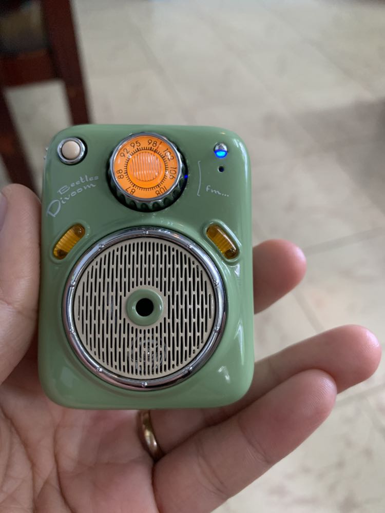 Hi, mình rất hài lòng về âm thanh của sản phẩm khi mở ra thử hôm nay vì cừa đi công tác về nhưng mình cứ nghe tiếng rẹt rẹt, ban đầu mình tưởng có con xúc xác bên trong nhưng ko phải, mình thấy cái nút giữa loa rơi ra bên trong nên tạo ra âm thanh này rất khó chịu! Mình làm sao để đổi sản phẩm?Bạn có thể xem hình ảnh đính kèm.