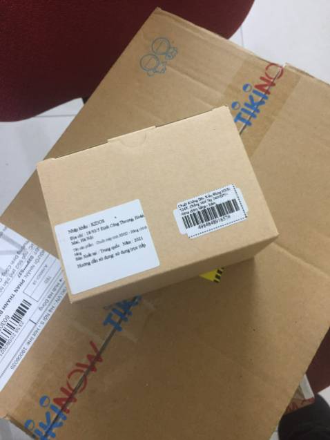 chuột cầm chắc chắn lắm nha, thấy con chuột lạ lạ mua thử dùng, mới đầu cũng ch ưa quen kiểu đứng này lắm, nhưng dùng mấy hôm nay thấy cũng quen quen tay lại thấy thích, cũng đỡ mỏi tay phết đấy, vỏ chuột sờ rất mịn, mọi người chú ý cần dùng 2 con pin điều khiển loại pin AAA để sài chuột nha