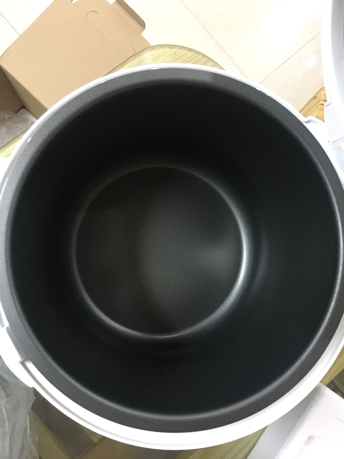 Được chị người quen giới thiệu mua máy VIAICOM V6 này. Thấy chị ấy khen nhiều nhưng mình chưa tin. Hnay nhận được hàng của tiki gửi thấy ưng thực sự luôn. 
?Về kiểu dáng : đẹp, đơn giản mà sang trọng
?Màu sắc: Xanh trang nhã, mát mắt
?Về bao bì đóng gói: thùng cotton chắc chắn, có xốp bảo vệ trên dưới rất chắc chắn và chuyên nghiệp.
❤️Còn có cả mã vạch xác minh sản phẩm nữa cơ. Hihi. Yên tâm luôn.
❤️Ưng cả bên ngoài lẫn bên trong luôn. 
?Khay xếp tỏi sang sịn cực kỳ. Nhìn khôn và sáng lắm mọi người ạ. Không như một số khay của các dòng máy khác xỉn và mỏng.
Khay của máy Viaicom này dày dặn và đẹp mê ly luôn. ?các khay còn được đánh số nữa chứ. K lo bị xếp nhầm khay. Máy này có tận 4 khay xếp tỏi cơ đấy. 
Nói chung là ưng cái bụng. Máy nhận được còn đẹp hơn cả trên web. ?
Mình sẽ làm thử tỏi và gửi feedback lên khi làm xong ạ. 
Sẽ ủng hộ VIAICOM dài dài nếu tỏi làm ra ngon.?