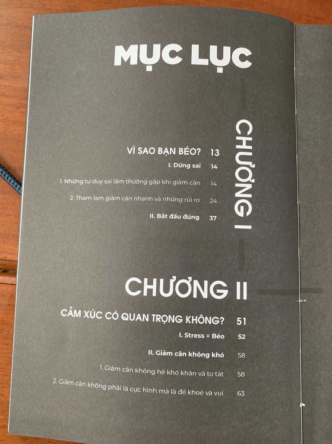 Sách không hề hướng dẫn cụ thể làm thế nào để giảm 7kg trong 30 ngày như tiêu đề.
Nội dung chủ yếu:
- Hướng dẫn sống và ăn uống lành mạnh (cái này google cũng đủ hết)
- Cách tính calories (cái này đầy trang hướng dẫn tính, ko cần mua sách)
- BÁN BÚN GẠO LỨT VÀ ĐƯỜNG MADUNU (CÁI NÀY LÀ CHỦ YẾU NÈ)
- PR ĐỂ BÁN KHOÁ GIẢM CÂN (bạn nào ko tin thì cứ gọi điện thử đi, một khoá như vậy tiền trăm triệu không ah)
 * TÓM LẠI: KHÔNG NÊN MUA, PHÍ TIỀN, KIẾN THỨC CHUNG CHUNG TÌM ĐÂU CŨNG CÓ. Các bạn muốn giảm cân cứ ăn thâm hụt khoảng 500 calo 1 ngày là ok.