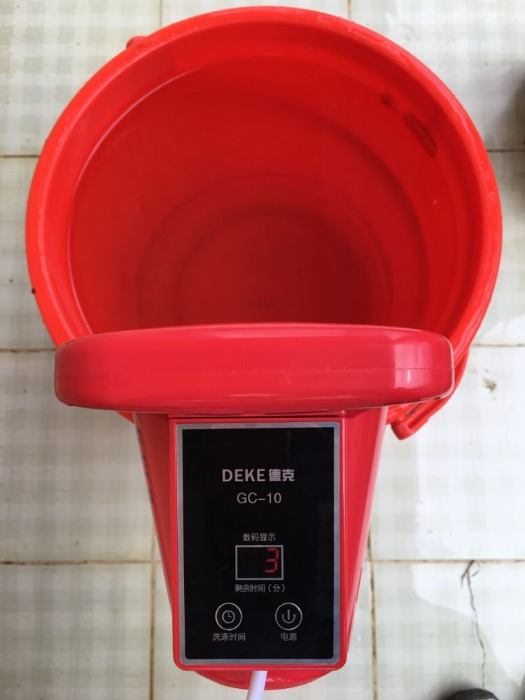 Tôi nhận hàng vào ngày 14/12/2021, bắt đầu sử dụng máy vào ngày 15/12/2021. Lúc đầu máy xoay bình thường, nhưng được 2-3 phút  máy đã đứng lại và số phút trên đồng hồ chỉ nhấp nháy và giảm dần số phút, còn máy thì không xoay. Tôi đã tắt máy và kiểm tra lại vào ngày 16/12/2021 để xem tình hình có thay đổi gì không, nhưng máy vẫn bị như vậy. Tôi muốn trả lại máy này. Mong shop kiểm tra và hoàn tiện lại theo chính sách đổi trả sản phẩm của shop. Trong hình sản phẩm minh họa là tình trạng máy chỉ giảm số phút nhưng không xoay, nước thùng đứng yên.