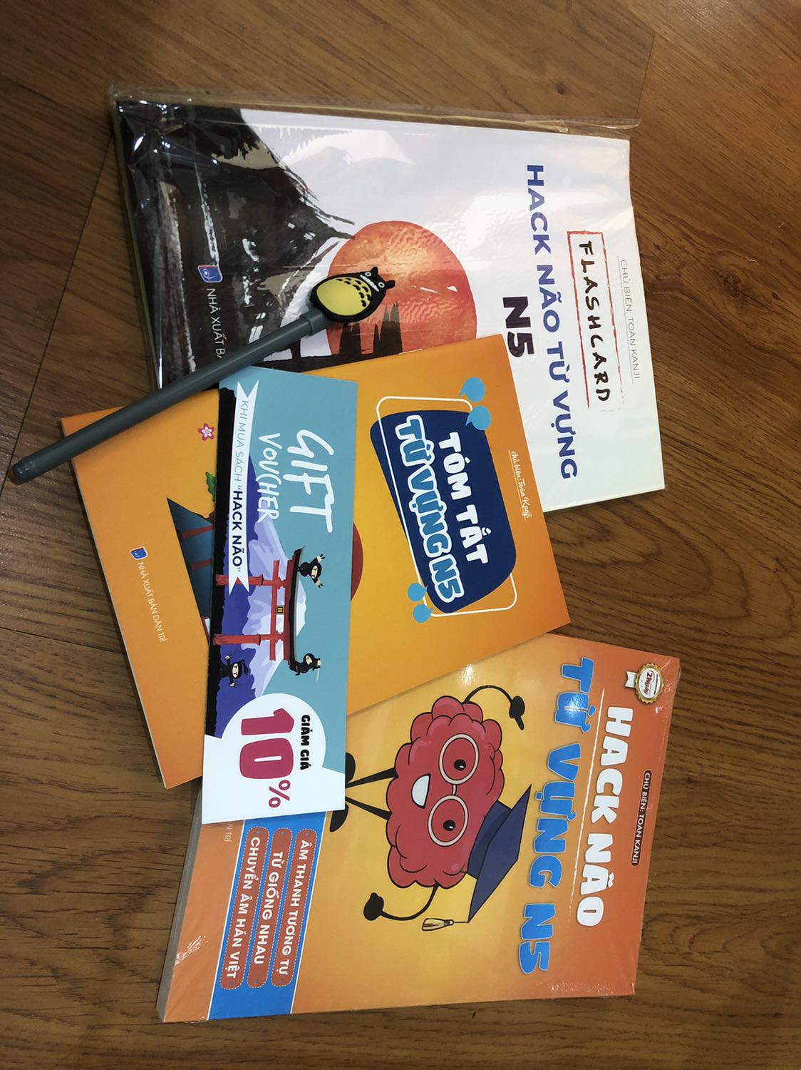 Sách đẹp dã man. Nhìn cái là thích học luôn rồi ?. Lúc đặt sách mình tưởng có 1 cuốn thôi mà nhận lại đc thêm mấy cuốn nữa thế này. Lại cả 1 em bút Totoro xinh xắn nữa chứ. Thích ơi là thích. Cảm ơn nhà sách rất nhiều ?❤️.