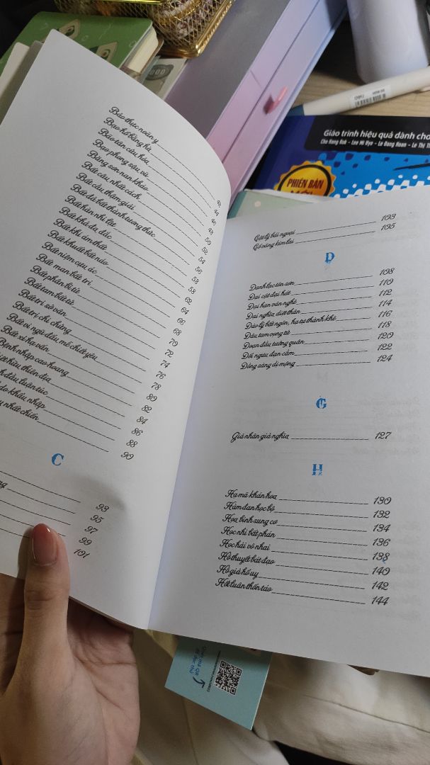 sách rất hay, tuy nhiên số lượng thành ngữ ko đc nhiều lắm. 
nên mua nhé mn.