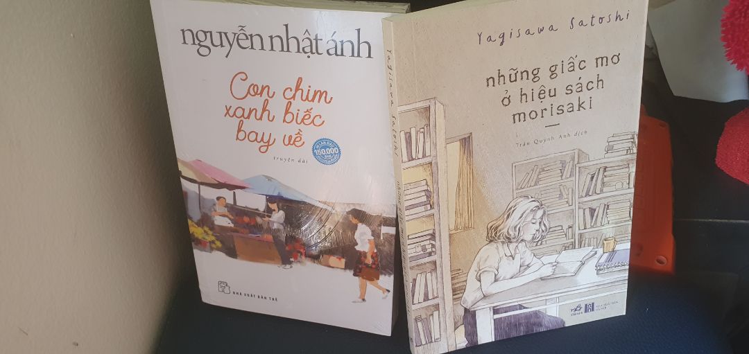 nội dung cuốn này khá ổn, câu chuyện mới mẻ hơn so vs những quyển trc, chủ yếu về cuộc sống lao động cơ cực, bình dị giữa chốn hoa lệ Sài Gòn...đoạn đầu khá ok mà về sau khúc gần cuối hơi rối xíu 🤨 về đóng gói tiki luôn bọc hàng cẩn thận, sách có bọc nilon nên mới lắm. đc tặng postcard cute ^3^  ship nhanh, hôm qua đặt hnay có ^^